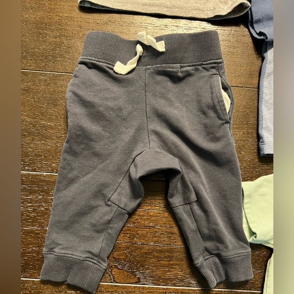 Baby Infant 0-3M bundle of clothing - t shirts, sweat pants, tank tops - Picture 9 of 13